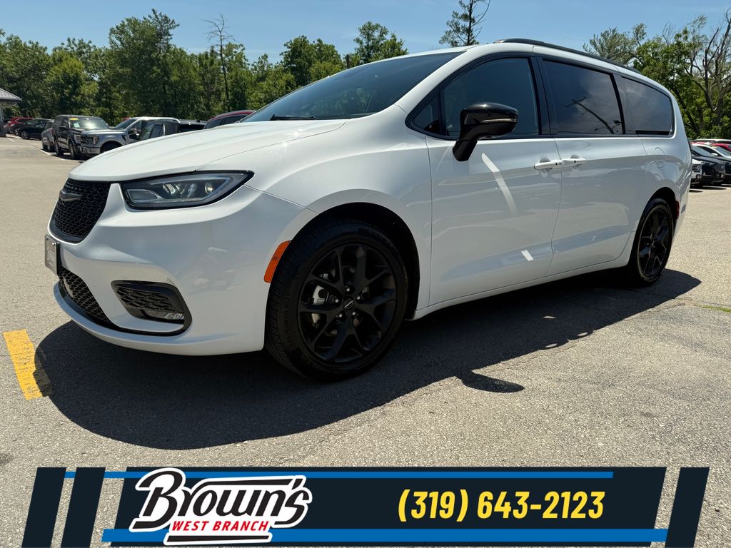 2025 Chrysler Pacifica Limited's photo