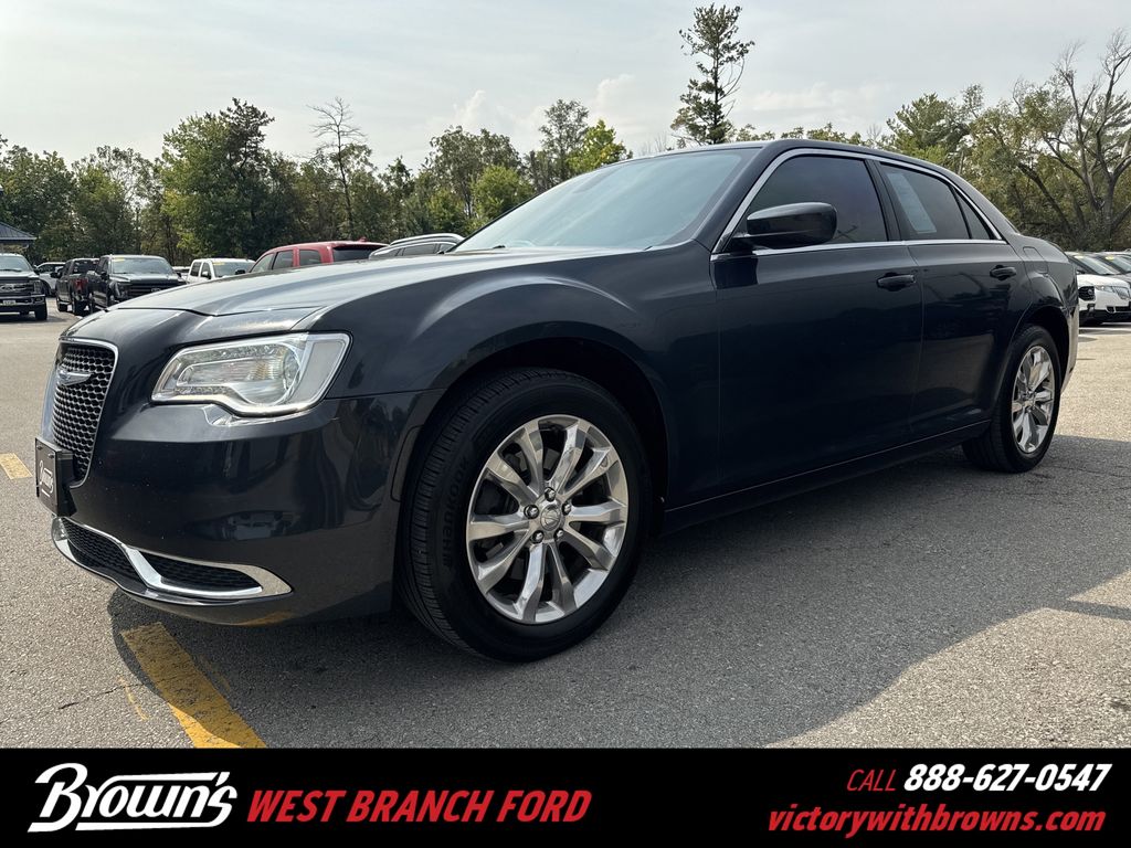 2018 Chrysler 300 Touring's photo