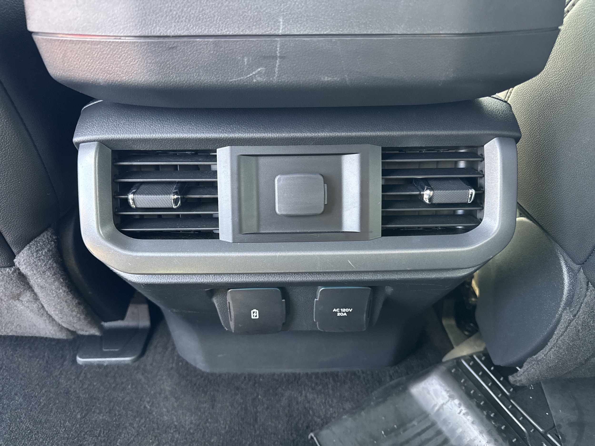 2022 Ford F-150 Lightning Lariat photo 2