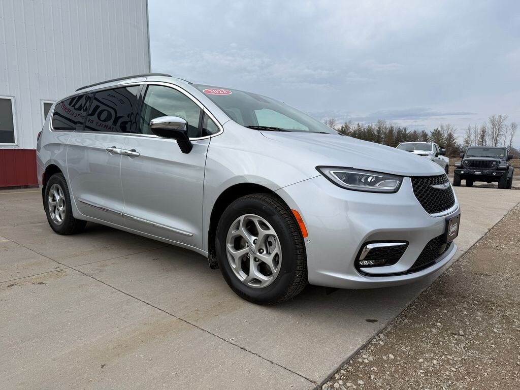 Used 2023 Chrysler Pacifica Limited Minivan/Van