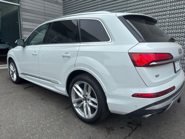 2025 Audi Q7 55 Premium Plus photo 3