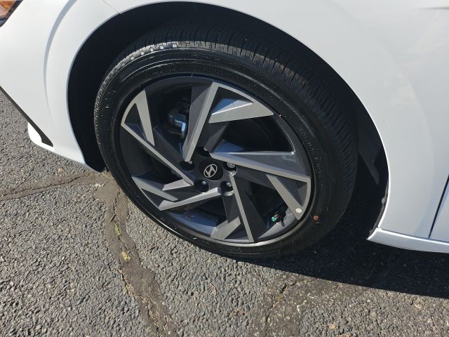 2025 Hyundai Elantra Limited - Photo 19