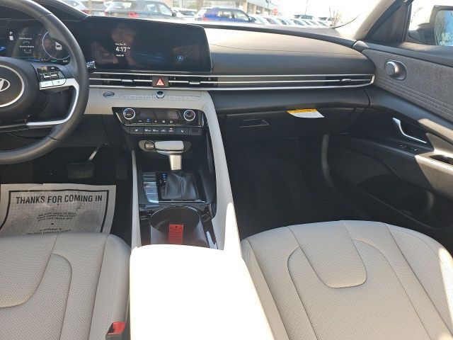 2025 Hyundai Elantra Limited - Photo 14