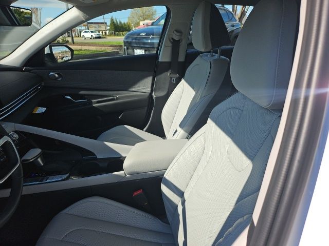 2025 Hyundai Elantra Limited - Photo 10