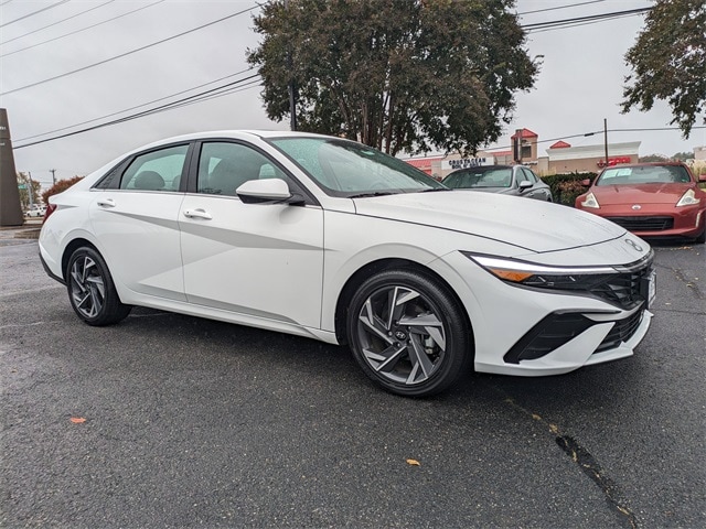 2025 Hyundai Elantra SEL's photo