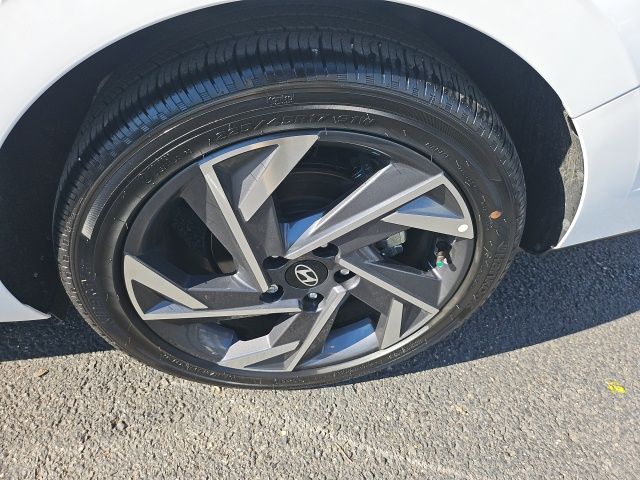 2025 Hyundai Elantra Limited - Photo 18