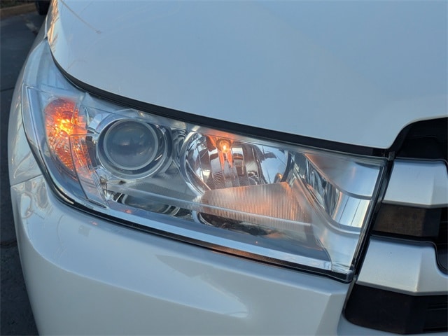 2019 Toyota Highlander LE - Photo 10