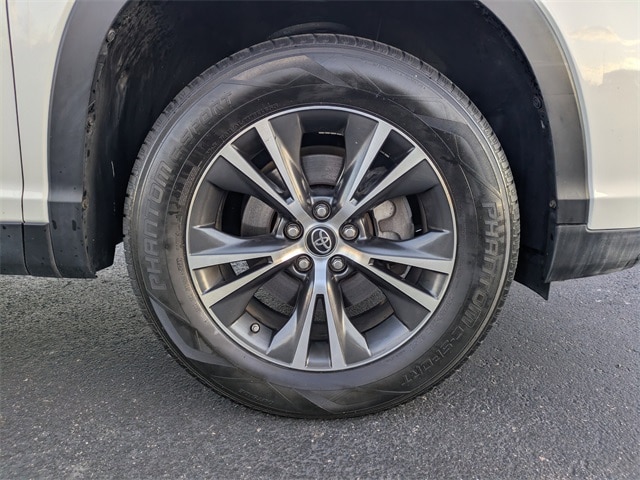 2019 Toyota Highlander LE - Photo 11