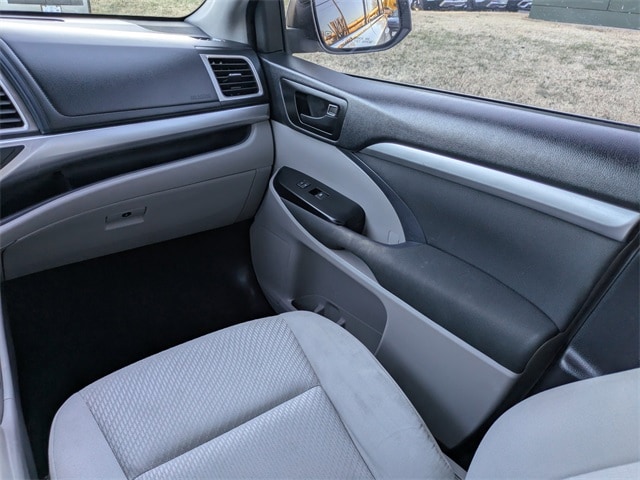 2019 Toyota Highlander LE - Photo 17