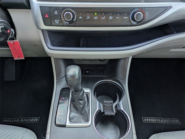 2019 Toyota Highlander LE - Photo 19