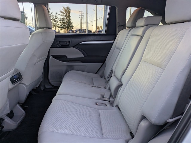2019 Toyota Highlander LE - Photo 14