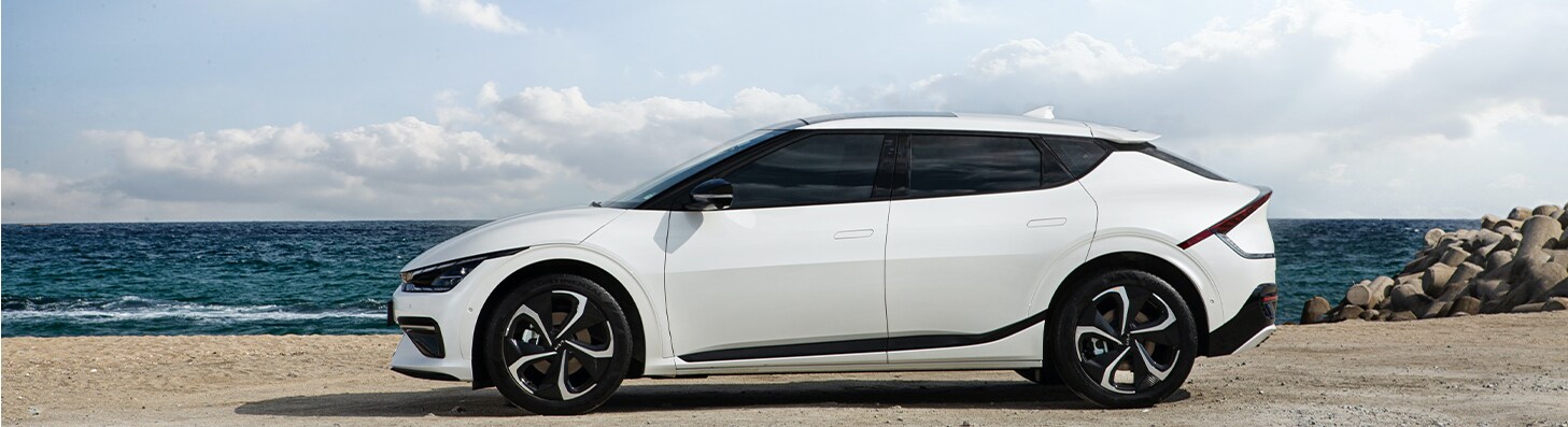 How to Get Your Car Summer Ready at West Broad Kia in Henrico, VA | White Kia SUV parked outside by the beach