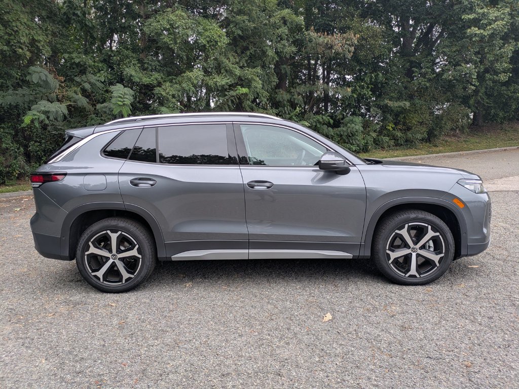 Certified 2025 Volkswagen Tiguan 2.0T SE SUV