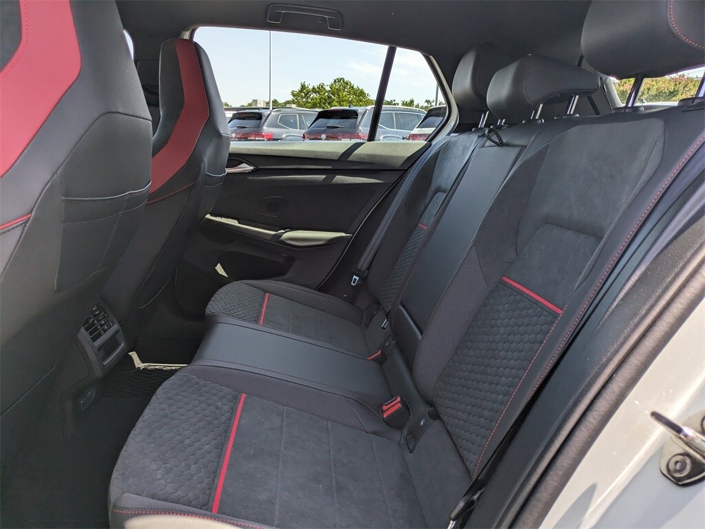 2025 Volkswagen Golf GTI SE - Photo 13