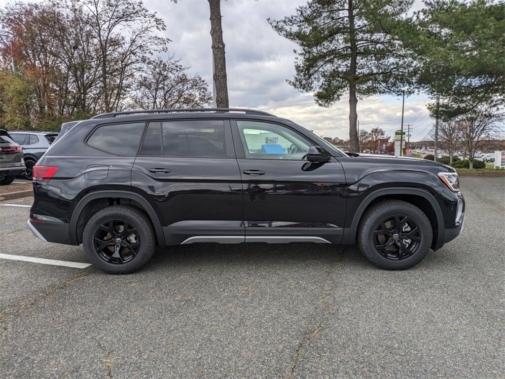 2024 Volkswagen Atlas Peak Edition SEL photo 3