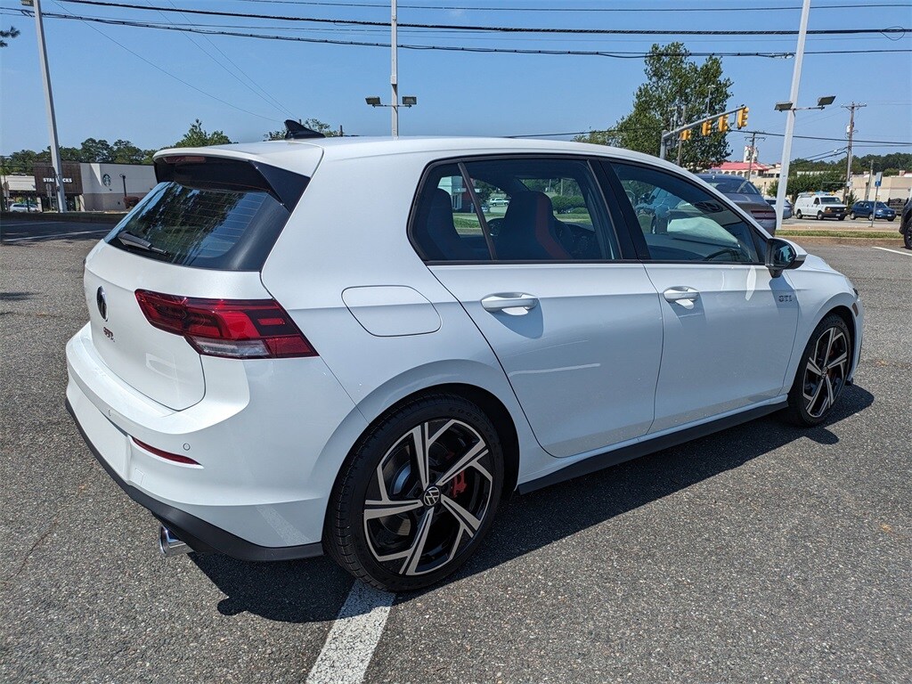 2025 Volkswagen Golf GTI SE photo 4
