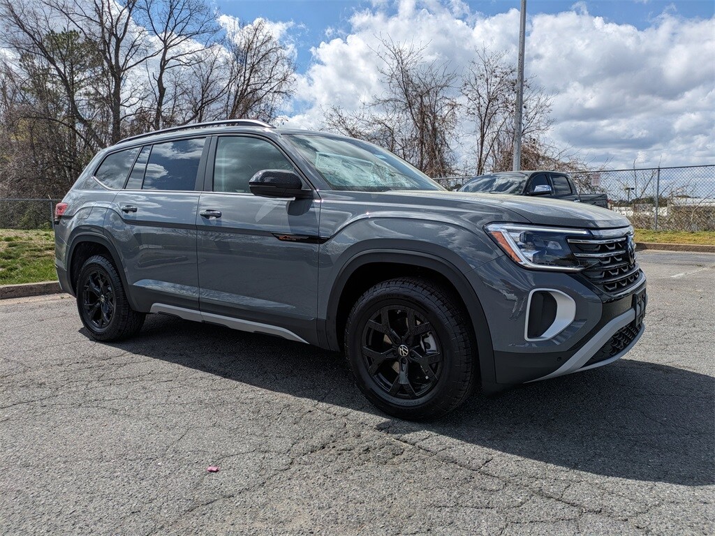 2025 Volkswagen Atlas Peak Edition SE photo 2