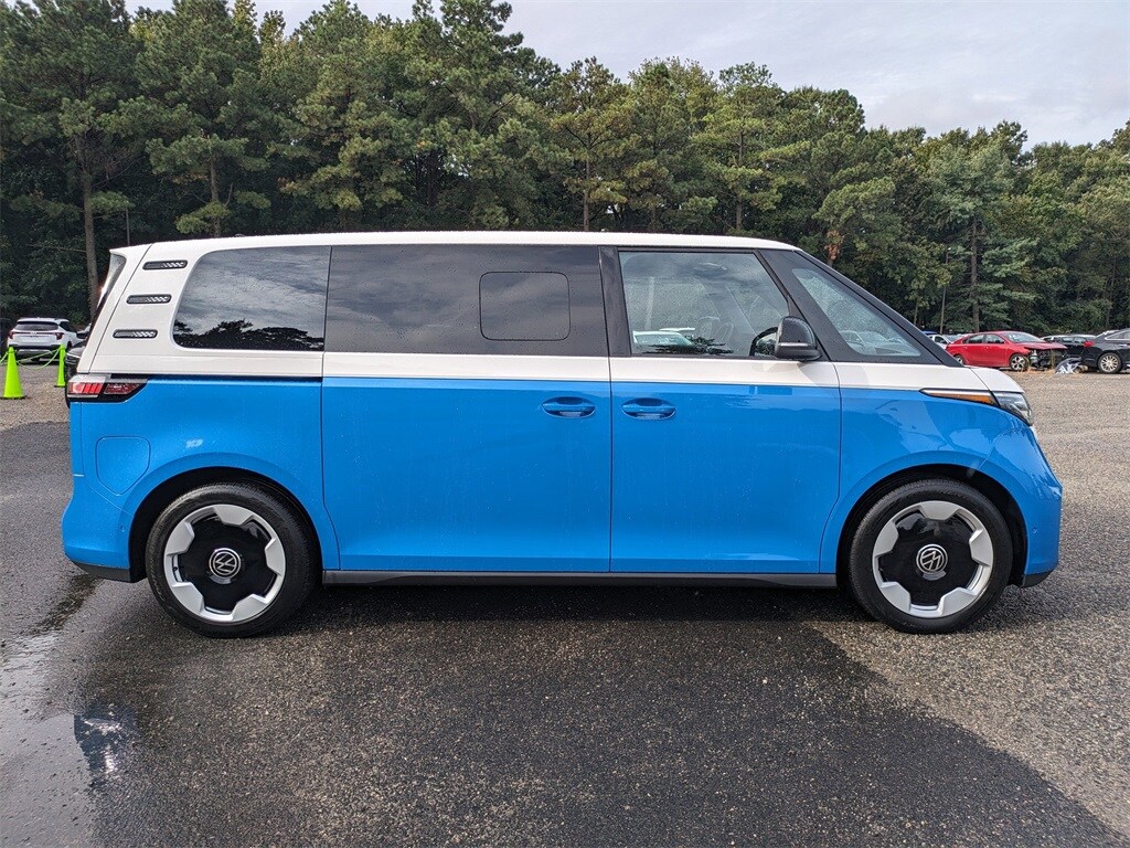 2025 Volkswagen ID. Buzz Pro Plus photo 3