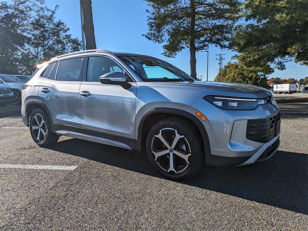 New 2025 Volkswagen Tiguan 2.0T SE SUV
