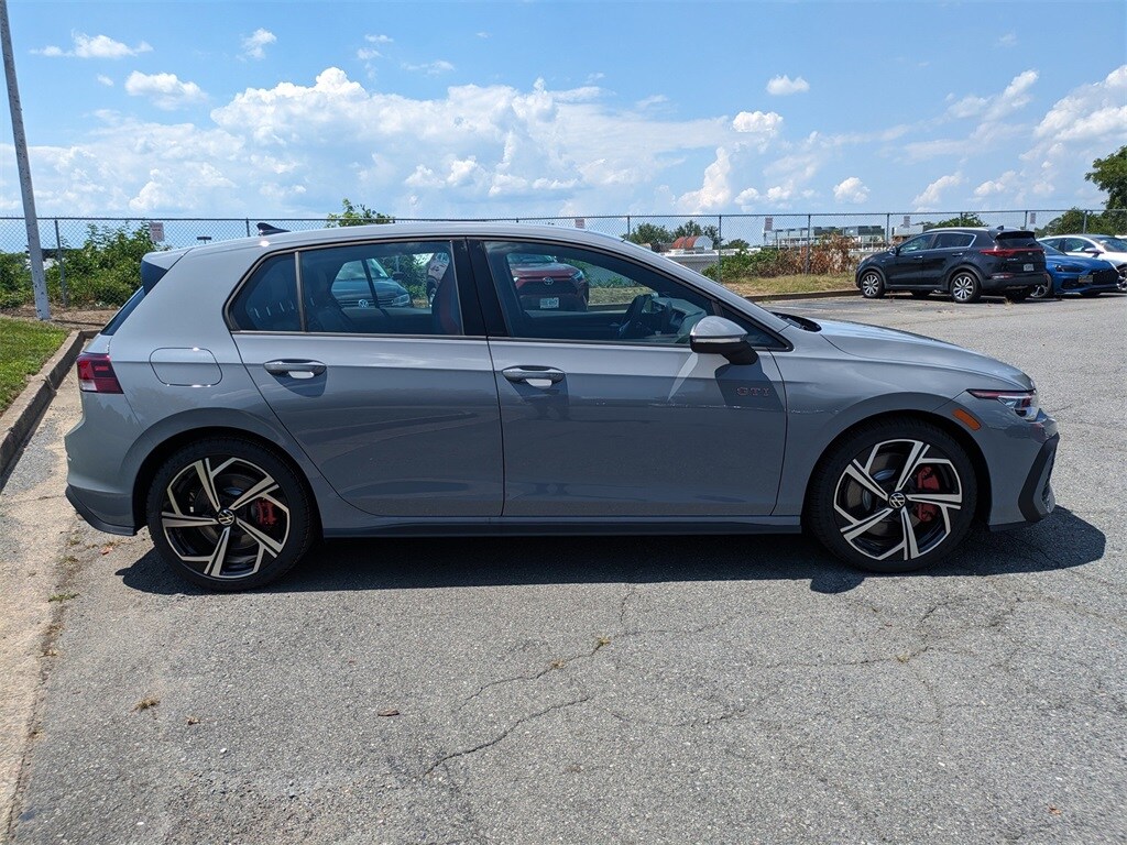 2025 Volkswagen Golf GTI SE photo 3