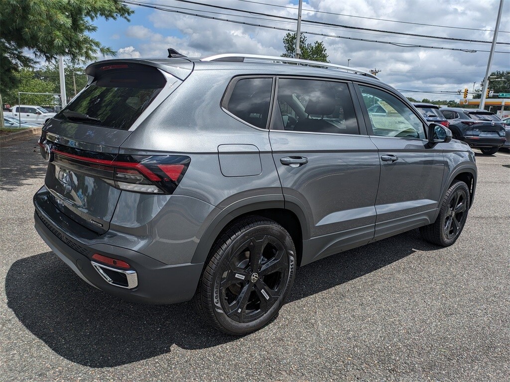 2025 Volkswagen Taos SEL photo 3