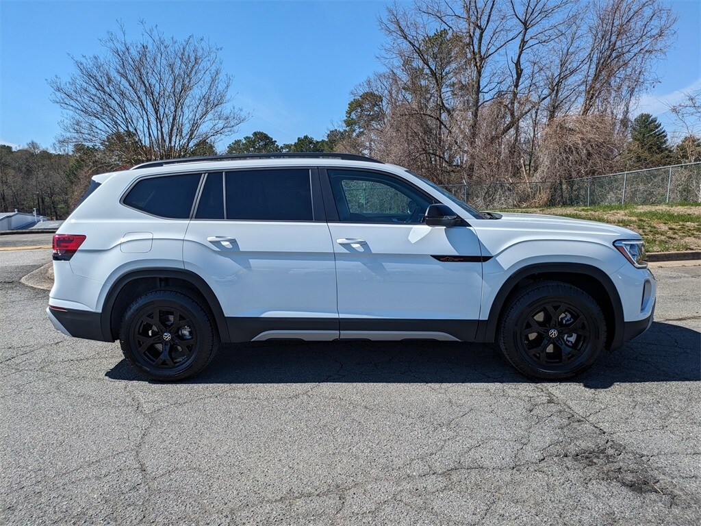 2025 Volkswagen Atlas Peak Edition SE photo 3