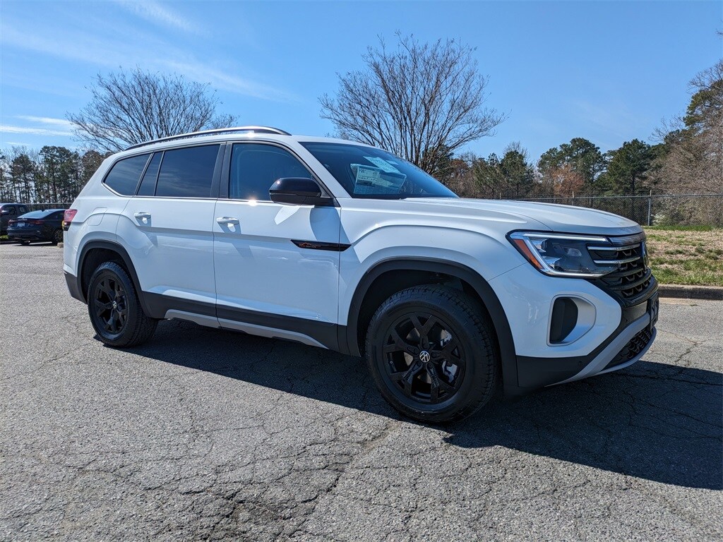 2025 Volkswagen Atlas Peak Edition SE photo 2