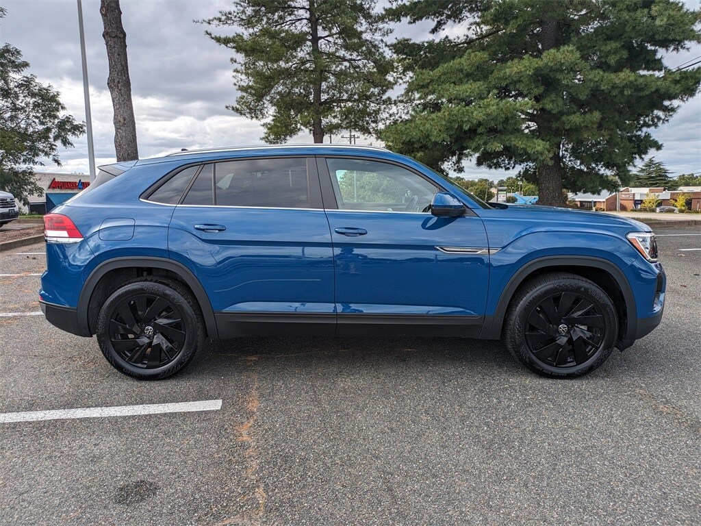 2025 Volkswagen Atlas Cross Sport SE Technology photo 2
