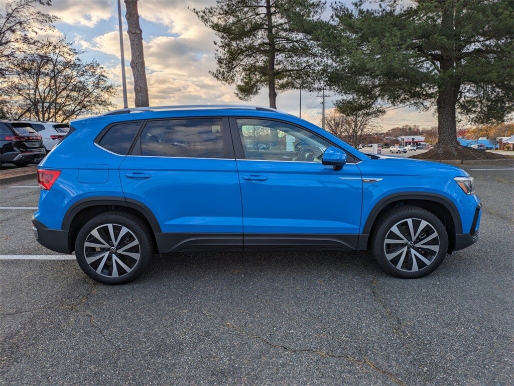 2023 Volkswagen Taos SE photo 3