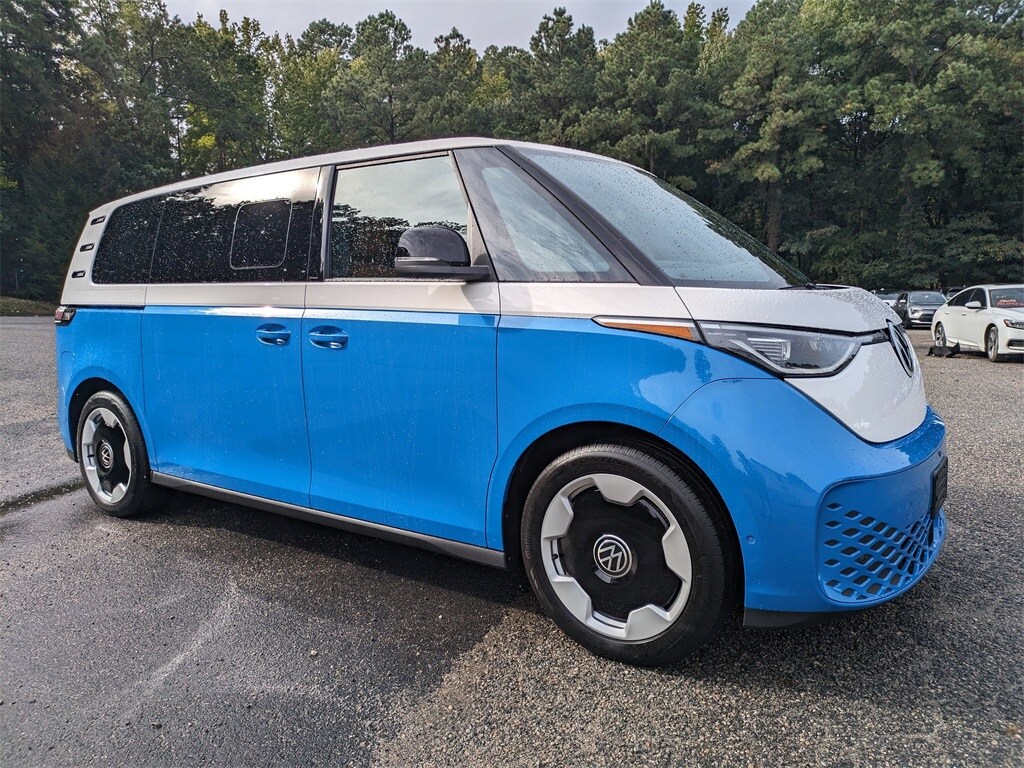 2025 Volkswagen ID. Buzz Pro Plus photo 2