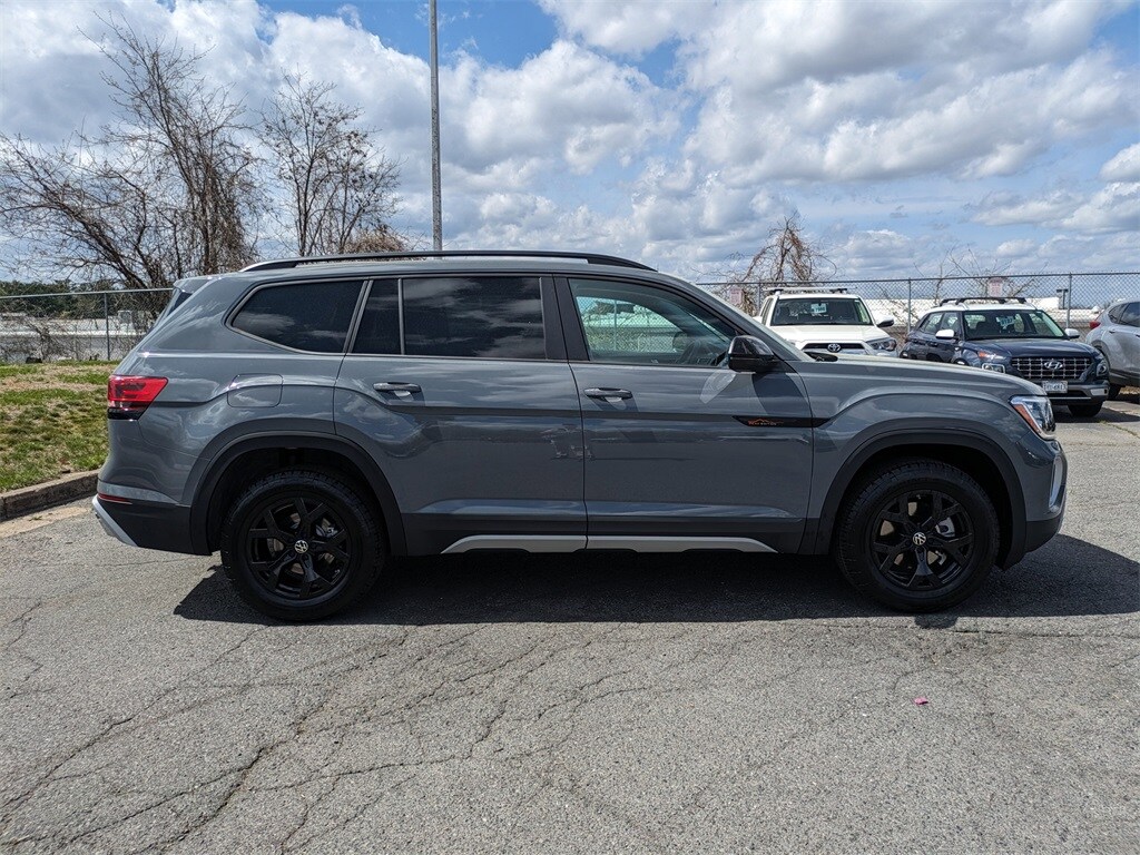 2025 Volkswagen Atlas Peak Edition SE photo 3