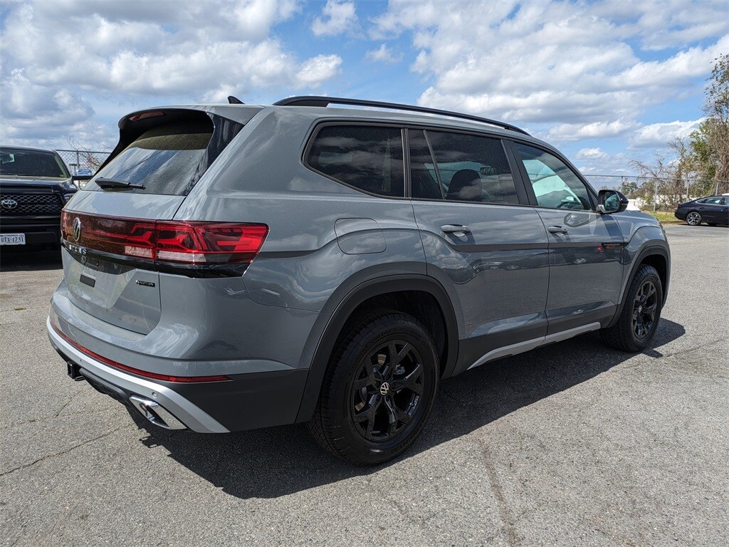2025 Volkswagen Atlas Peak Edition SE photo 4