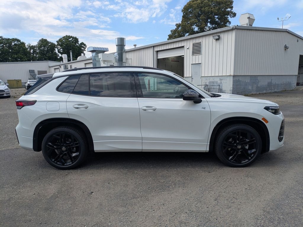 New 2026 Volkswagen Tiguan 2.0T SE R-Line Black SUV