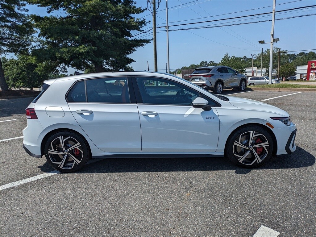 2025 Volkswagen Golf GTI SE photo 3