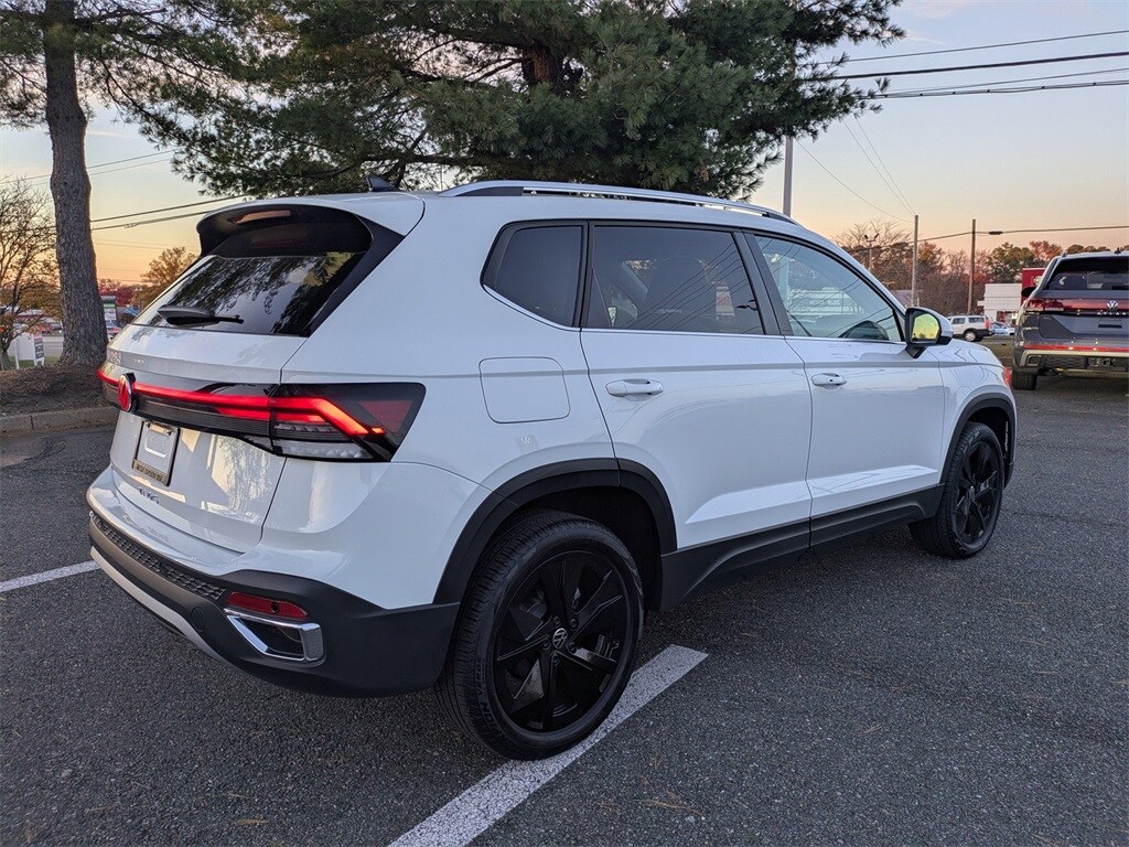 2025 Volkswagen Taos SE photo 2