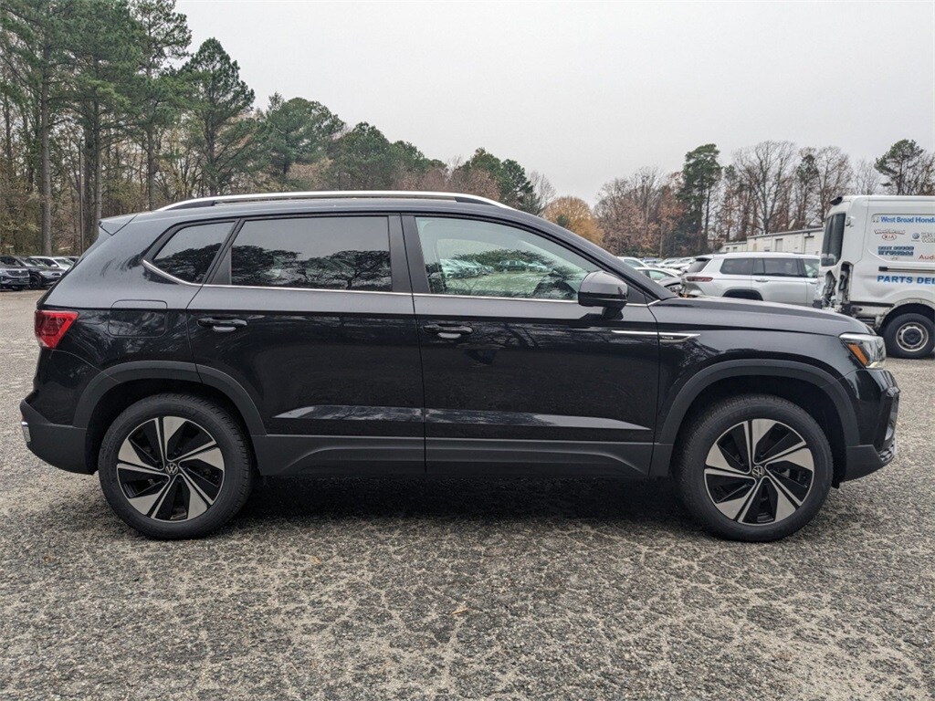 2024 Volkswagen Taos SE photo 3
