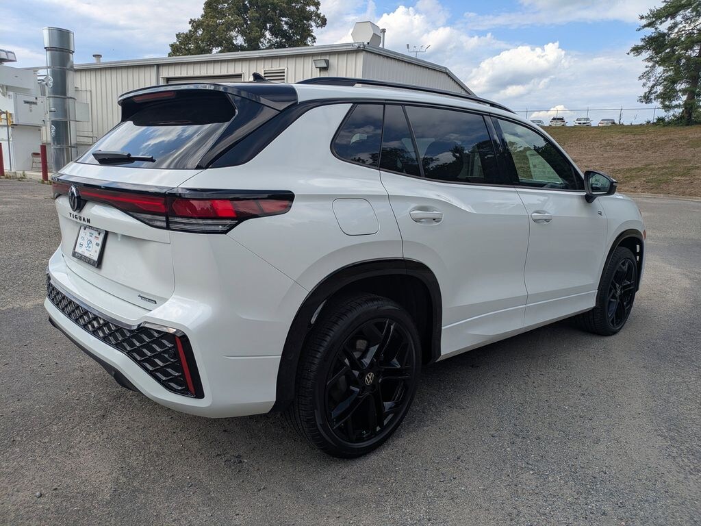 New 2026 Volkswagen Tiguan 2.0T SE R-Line Black SUV