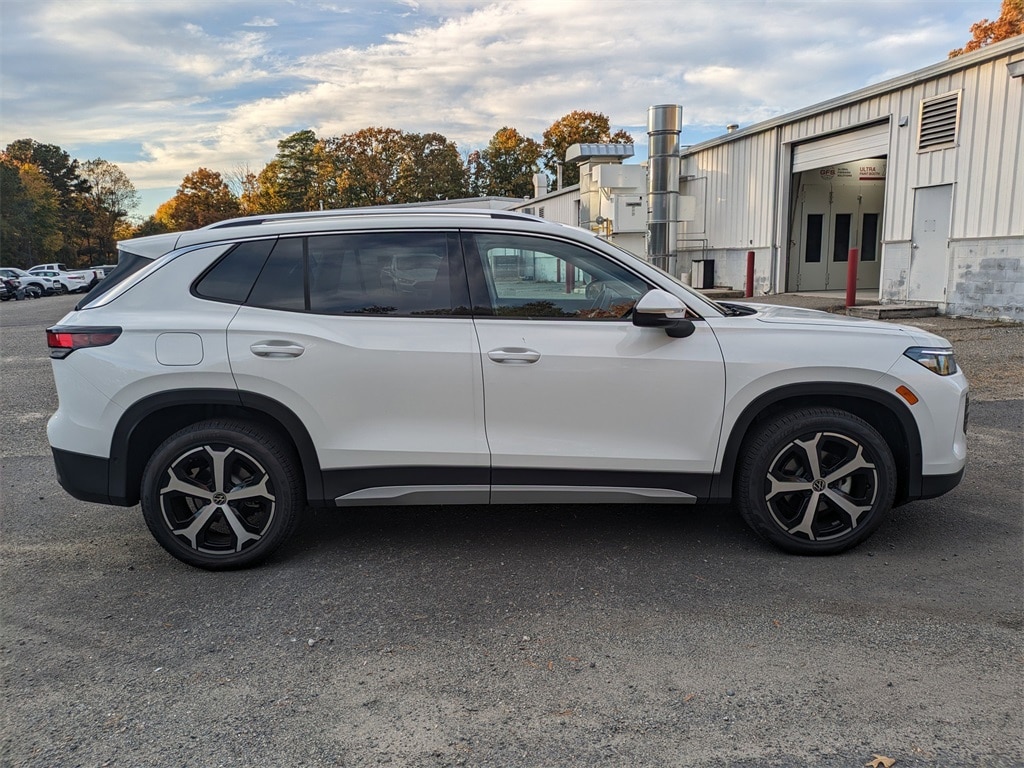 New 2025 Volkswagen Tiguan 2.0T SE SUV