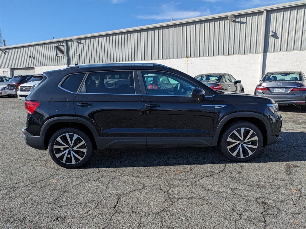 2024 Volkswagen Taos SE photo 3
