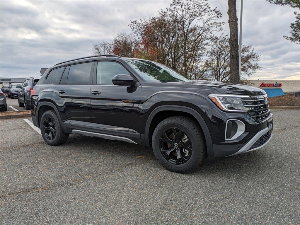 2024 Volkswagen Atlas Peak Edition SEL photo 2