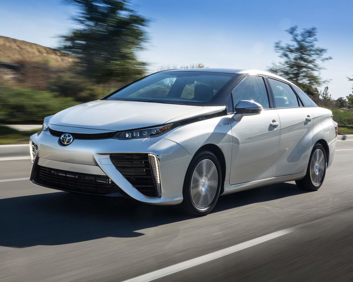 toyota-2020-mirai-exterior-white-front-left