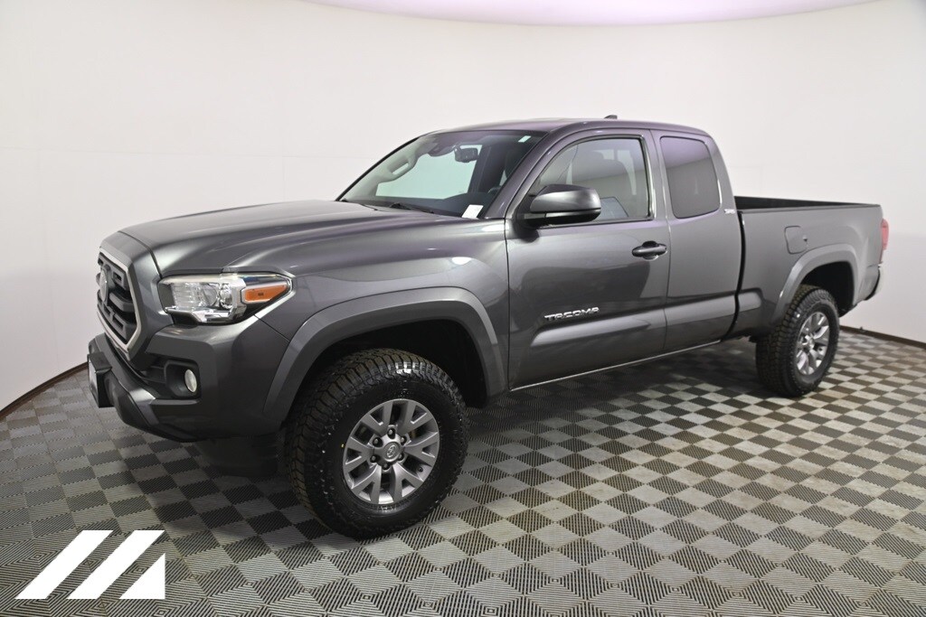 Used 2018 Toyota Tacoma SR5 with VIN 5TFSZ5AN3JX134435 for sale in Saint Louis Park, Minnesota
