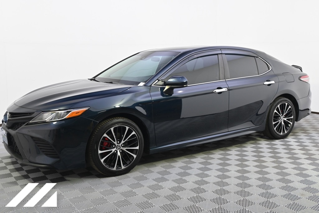 Used 2018 Toyota Camry SE with VIN 4T1B11HK4JU523741 for sale in Saint Louis Park, Minnesota