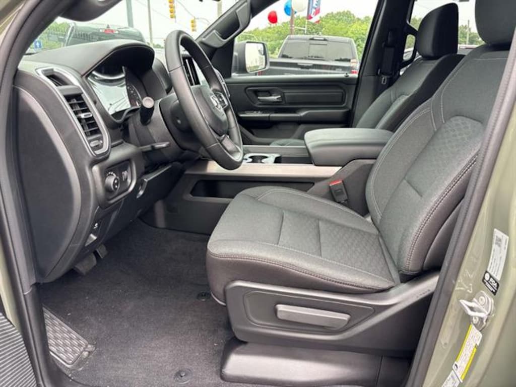 New 2026 Ram 1500 EXPRESS CREW CAB 4X4 5'7 BOX Pickup