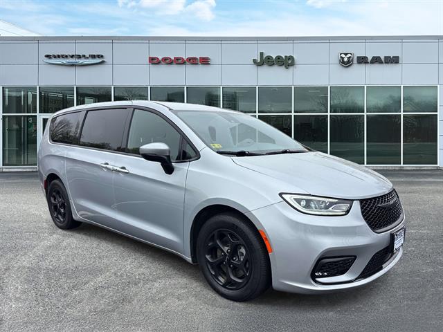 2023 Chrysler Pacifica Hybrid Touring L Hybrid's photo