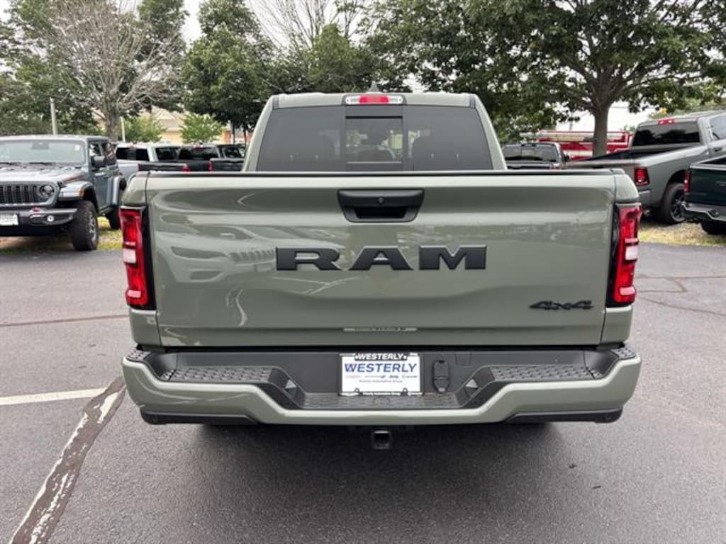 New 2026 Ram 1500 EXPRESS CREW CAB 4X4 5'7 BOX Pickup