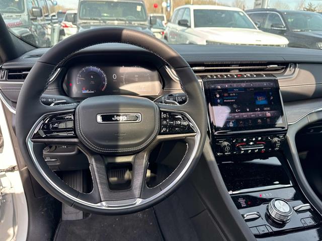 2025 Jeep Grand Cherokee Overland - Photo 16