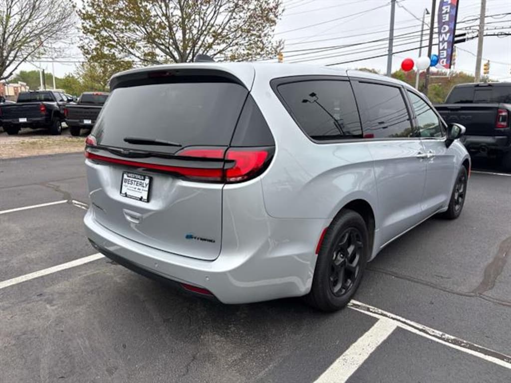Used 2023 Chrysler Pacifica Hybrid Touring L Van