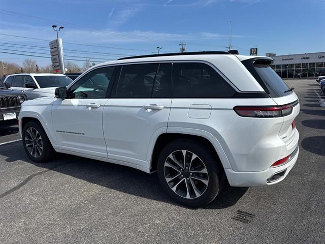 2025 Jeep Grand Cherokee Overland photo 4