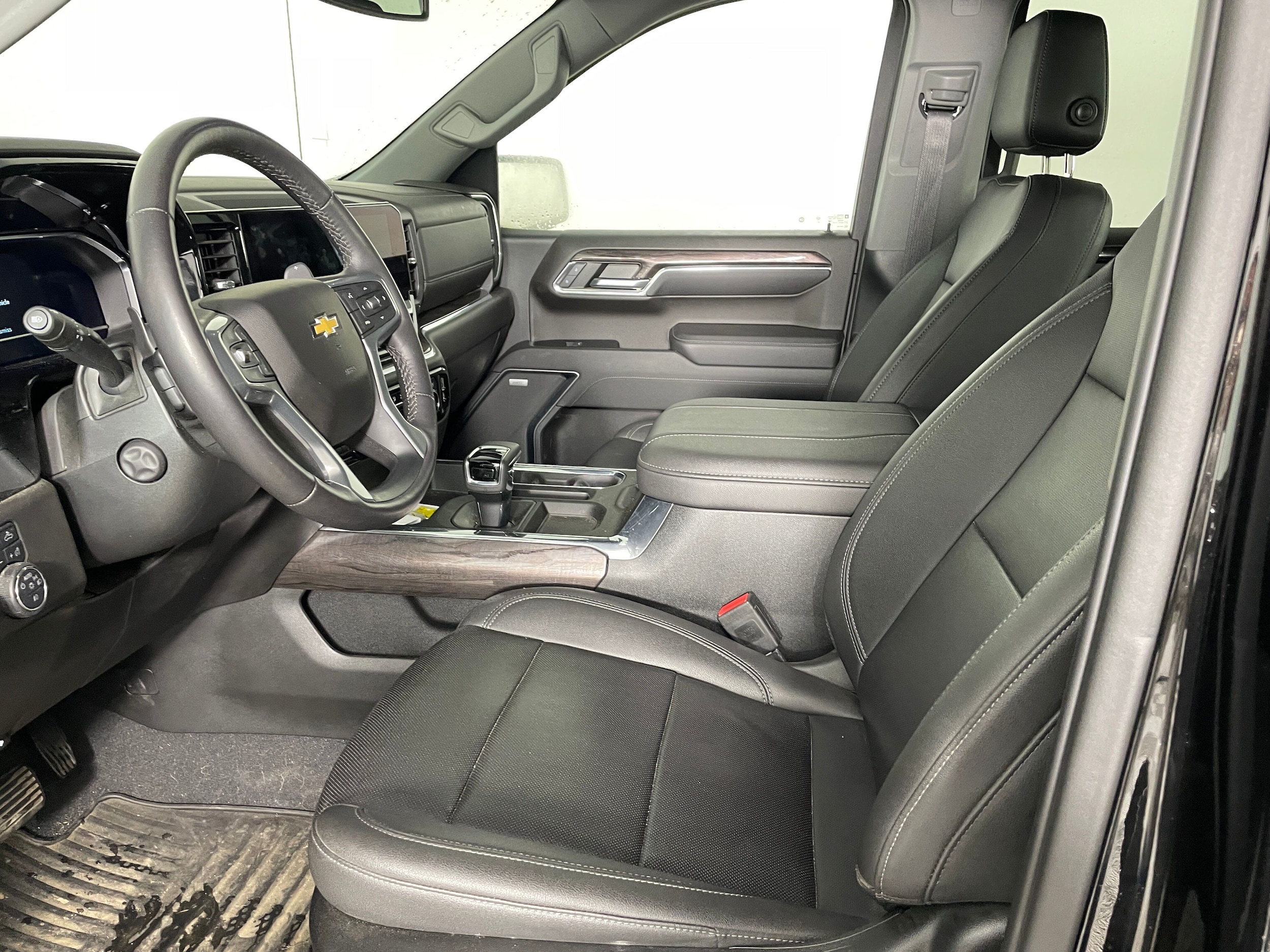 2023 Chevrolet Silverado 1500 LTZ photo 2